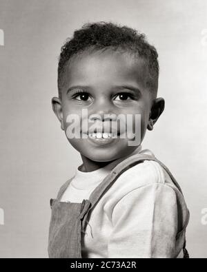 PORTRAIT DES ANNÉES 1940 ANNÉES 1950 GARÇON AFRO-AMÉRICAIN SOURIANT AUX YEUX BRILLANTS TOUT-PETIT PORTANT UNE COMBINAISON DE DEUX HOMMES EN VELOURS CÔTELÉ TOUT-PETITS REGARDANT DIRECTEMENT L'APPAREIL PHOTO - N637 COMBINAISON DE DEUX HOMMES HAR001 COMBINAISONS DE MARS HOMMES CONFIANCE EXPRESSIONS DE LA LIBERTÉ DE NOIR ET BLANC RÊVES BONHEUR BIEN-ÊTRE TÊTE ET ÉPAULES GAIE FORCE AFRO-AMÉRICAINE ESPOIR AFRO-AMÉRICAIN EXTÉRIEUR EN VELOURS ETHNIQUE NOIR JOYEUX OCCASION SOURIRES IMAGINATION CONCEPTUELLE FIERTÉ ÉLÉGANTE BÉBÉ GARÇON PROMESSE BIB CROISSANCE JUVÉNILES NOIR ET BLANC HAR001 OLD FASHIONED AFRO-AMÉRICAINS Banque D'Images