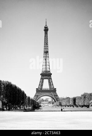 ANNÉES 1960 LA TOUR EIFFEL A FORGÉ UNE STRUCTURE DE TREILLIS DE FER DANS LE CHAMP DE MARS CONSTRUIT DANS LES ANNÉES 1880 COMME ENTRÉE À LA FOIRE MONDIALE DE 1889 - R18903 HAR001 HARS CHAMP CHAMP DE MARS CONCEPTS SYMBOLIQUES DE CONSTRUCTION CRÉATIVITÉ MARS ATTRACTION TOURISTIQUE FORGÉ NOIR ET BLANC HAR001 EMBLÉMATIQUE MONUMENT ANCIENNE REPRÉSENTATION Banque D'Images