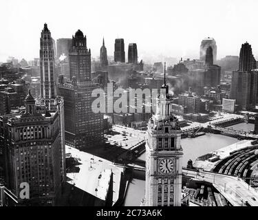 LES ANNÉES 1940, EN REGARDANT SW DEPUIS TRIBUNE TOWER WACKER, LONGENT LA CHICAGO RIVER WRIGLEY BUILDING TOWER EN PREMIER PLAN CHICAGO ILLINOIS USA - R2267 PRC001 HARS OLD FASHIONED Banque D'Images