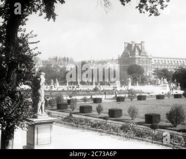 JARDIN DES TUILERIES DES ANNÉES 1920 JARDIN DES TUILLERIES PARIS FRANCE MONTRANT LE LOUVRE EN ARRIÈRE-PLAN - R2593 HAR001 HARS À L'ANCIENNE Banque D'Images