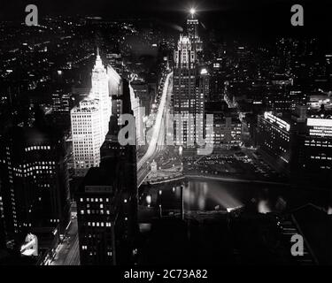 SCÈNE NOCTURNE DES ANNÉES 1960 DE MICHIGAN AVENUE DEPUIS LE BÂTIMENT PRUDENTIEL AVEC LE BÂTIMENT WRIGLEY ÉCLAIRÉ ET TRIBUNE TOWER CHICAGO USA - R6400 HAR001 HARS VILLES EDIFICE CHICAGO RIVER ILLINOIS VUE AÉRIENNE TRIBUNE LUMINEUSE EN NOIR ET BLANC HAR001 IL MICHIGAN AVENUE MIDWEST OLD FASHIONED WRIGLEY Banque D'Images