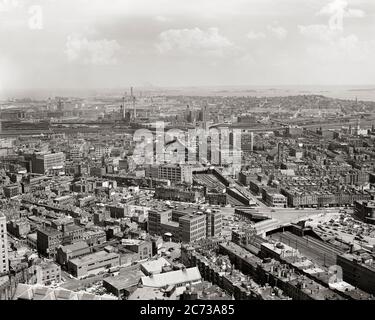 ANNÉES 1940 ANNÉES 1950 VUE AU NORD-EST DE L'ANCIEN BÂTIMENT JOHN HANCOCK VUE SUR LE PORT À L'HORIZON BOSTON MASSACHUSETTS USA - R769 FST001 VUE HARS DE NOIR ET BLANC ANCIEN Banque D'Images