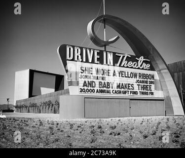 1940 ANNÉES 1950 DRIVE-IN THEATRE MARQUEE MONTRANT LE DOUBLE-ÉLÉMENT DE 1949 FILMS QU'ELLE PORTAIT UN RUBAN JAUNE ET BÉBÉ FAIT TROIS - S1318 PRC002 HARS HISTOIRE DU STYLE DE VIE JOHN MONTRANT LE TRANSPORT RURAL ÉTATS-UNIS COPIE ICÔNE MARQUEE ÉTATS-UNIS D'AMÉRIQUE AUTOMOBILE DIVERTISSEMENT AMERICANA TRANSPORT B&W FILMS VENIR ACTIVITÉ GRAND ANGLE RÊVES NÉONS AVENTURE ARCHIVE ET AUTOS DÉPLACEMENT PHOTO EXTÉRIEUR BASSE-ANGLE LOISIRS DANS DE L'ATTRACTION AUTOMOBILE MOTORING FAD CONCEPT NÉON AUTOMOBILES ÉCHAPPER POPULAIRE ÉLÉGANT WAYNE JOHN WAYNE THING DRIVE DANS LA DÉTENTE AU VOLANT TWILIGHT ART DÉCO Banque D'Images