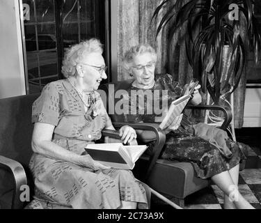 ANNÉES 1960 DEUX FEMMES ÂGÉES SOURIANTES ASSIS CÔTE À CÔTE DANS LA RETRAITE MAISON LECTURE PARTAGE LIVRES - S15918 HAR001 HARS VIEILLE MODE SŒUR RETRAITÉ 1 STYLE DE VISAGE COMMUNICATION ÉQUILIBRE SÉCURITÉ HEUREUSE JOIE STYLE DE VIE SATISFACTION FEMMES AÎNÉES SAINTETÉ VIE VIE COPIE ESPACE AMITIÉ DEMI-LONGUEUR FEMMES PERSONNES RETRAITE SŒURS CONFIANCE LUNETTES SŒURS SENIOR ADULTES EXPRESSIONS B&W SENIOR FEMME CONFORT RETRAITÉ BONHEUR VIEILLESSE BIEN-ÊTRE OLDSTERS GAIE OLDSTER SAGESSE VIEILLISSEMENT EXCITATION RÉCRÉATION FIERTÉ CHEZ LES GRANDS-MÈRES FRÈRE AÎNÉS SOURIRES CONNEXION CONCEPTUEL JOYEUX SOUTIEN Banque D'Images