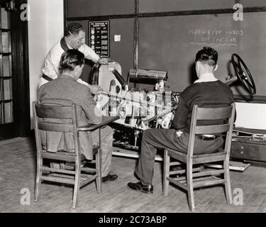 ENSEIGNANT DES ANNÉES 1940 DONNANT DES COURS À DEUX ÉTUDIANTS EN FORMATION PROFESSIONNELLE SUR LE FONCTIONNEMENT DU MOTEUR À COMBUSTION INTERNE D'AUTOMOBILE - S208 HAR001 PERSONNES HARS INSPIRATION AUTOMOBILE MÂLES TRANSPORT B&W OBJECTIFS DÉCOUVERTE AUTOS CONNAISSANCES INSTRUCTEUR OPPORTUNITÉS PROFESSIONS INSTRUCTION DE COMBUSTION AUTOMOBILES ÉDUCATEUR VÉHICULES ADOLESCENTS VOCATION MÉTIER INTERNE COOPÉRATION ÉDUCATION ENSEIGNANTS ENSEIGNANTS ADULTES MOYENS ADULTES L'ÉCOLE D'HOMME ENSEIGNE VO-TECH TRAVAIL PROFESSIONNEL JEUNE HOMME ADULTE NOIR ET BLANC RACE BLANCHE HAR001 OLD FASHIED Banque D'Images