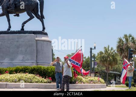 La Nouvelle-Orléans, Louisiane/USA-le 7 mai 2017 : des manifestants à la statue de Beauregard protestent contre la suppression des statues confédérées Banque D'Images