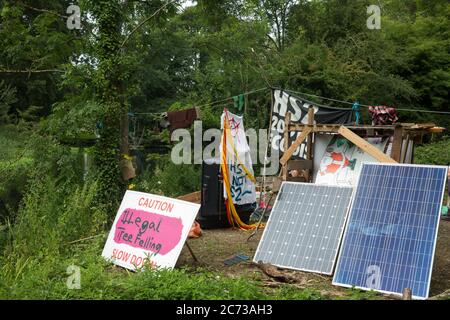 Denham, Royaume-Uni. 13 juillet 2020. Le camp de protection Denham, le long de la rivière Colne, a été créé par des activistes environnementaux de la rébellion HS2 afin d'essayer d'empêcher ou d'empêcher la construction de la liaison ferroviaire à grande vitesse HS2 de 106 milliards de livres sterling, qui restera un contributeur net aux émissions de CO2 pendant sa durée de vie prévue de 120 ans. Crédit : Mark Kerrison/Alamy Live News Banque D'Images