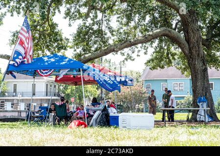 La Nouvelle-Orléans, LA/USA - 7/6/2019: Les partisans de Trump ayant pique-nique sur Bayou St. John pendant le Festival essence à la Nouvelle-Orléans Banque D'Images