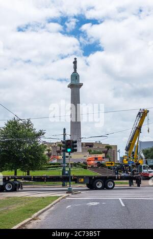 Nouvelle-Orléans, LA/USA - 5/19/2017: Équipement lourd au Lee Circle pour le retrait de la statue de Robert E. Lee Banque D'Images