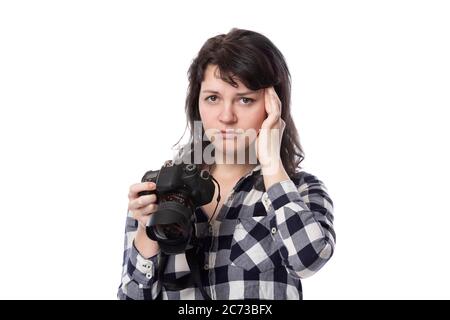 Jeune femme photographe professionnel indépendant, étudiante en art ou photojournaliste sur fond blanc tenant un appareil photo. Elle se sent malade ou pas Banque D'Images