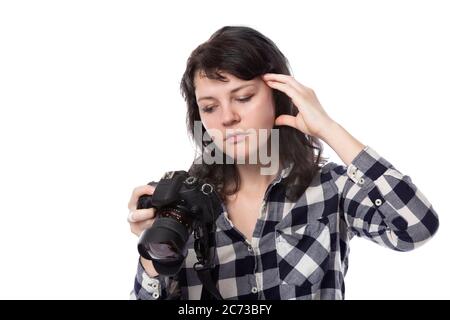 Jeune femme photographe professionnel indépendant, étudiante en art ou photojournaliste sur fond blanc tenant un appareil photo. Elle se sent malade ou pas Banque D'Images