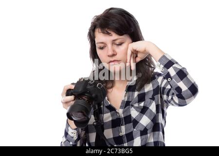 Jeune femme photographe professionnel indépendant, étudiante en art ou photojournaliste sur fond blanc tenant un appareil photo. Elle se sent malade ou pas Banque D'Images