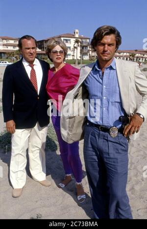 Les acteurs Harry Hamlin, RIP Rtord et Ann Francis posent pour une photo tout en filmant sur le film Laguna Heat dans les années 1980. Banque D'Images