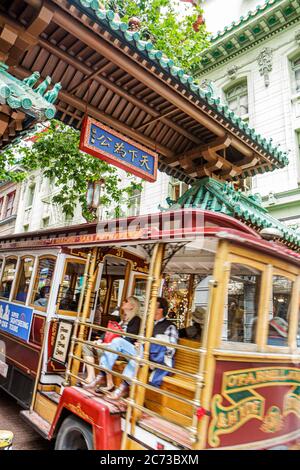 San Francisco California,Chinatown,Grant Avenue,Friendship gate,quartier de style pagode,entrée,langue chinoise,bilingue,panneau,hanzi,tram,passenge Banque D'Images