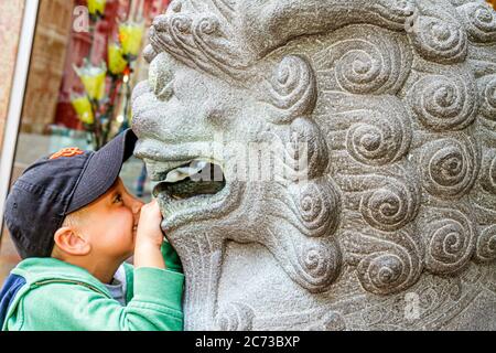 San Francisco California,Chinatown,Grant Avenue,Friendship gate,quartier de style pagode,entrée,lion,sculpture en pierre,garçons,enfant enfant enfant enfant c Banque D'Images