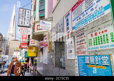 San Francisco California,Chinatown,quartier ethnique,Clay Street,kanji,hanzi,scène de rue,signes,langue chinoise,bilingue,bilingue,acupunctuc Banque D'Images