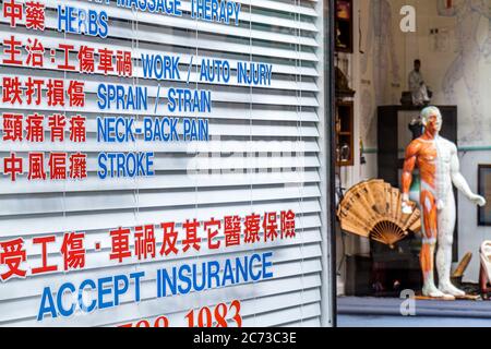 San Francisco California,Chinatown,Waverly place,vitrine,vente de la médecine traditionnelle chinoise,alternative,points d'acupuncture,modèle anatomique, Banque D'Images