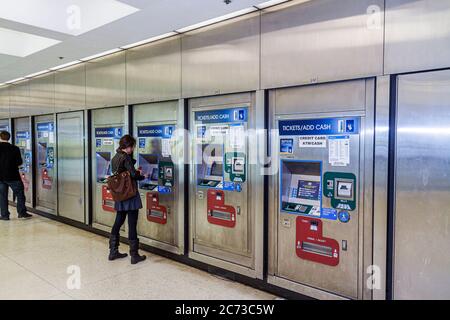 San Francisco California,Market Street,BART Montgomery Station,transport en commun,guichet automatique,ATM,femme femme femme,jeune,transaction payer paye l'achat Banque D'Images