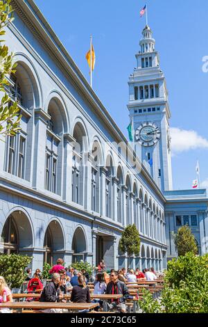 San Francisco California,101 The Embarcadero,Ferry building,1898,horloge,terminal,tour,Arthur page Brown,arqué windowMarketplace,bancs de pique-nique,man Me Banque D'Images