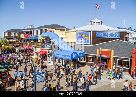 San Francisco California, The Embarcadero, Pier 39, zone de loisirs au bord de l'eau, Fisherman's Wharf, entrée, place animée, boutiques de shopping Banque D'Images