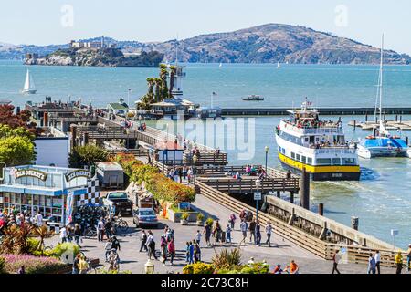 San Francisco California,Bay,Alcatraz,Angel Island,Mount Livermore,Mountain,The Embarcadero,Pier 39,41,dock,terrain de jeux au bord de l'eau,divertissement,Fi Banque D'Images