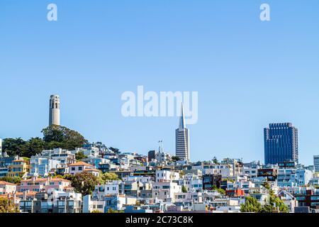 San Francisco California, Telegraph Hill quartier, Coit Tower, Skylineart déco, bâtiment, ciel bleu clair, Arthur Brown, Henry Howard, Transamerica Pyramid Banque D'Images