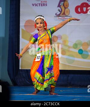 Femme indienne du Sud exécutant Bharatnatyam la danse classique de l'Inde, Banque D'Images