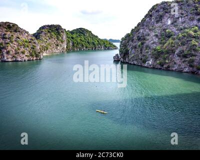 Les touristes en kayak sur la baie d'Halong, Vietnam Banque D'Images