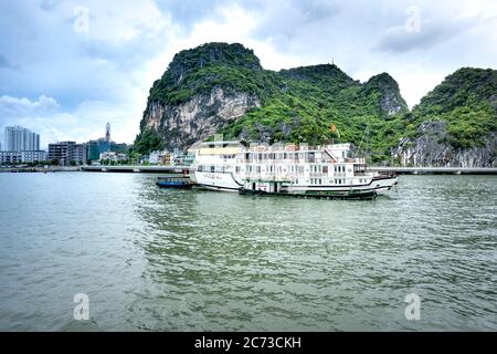 Ha long Bay, province de Quang Ninh, Vietnam - 2 juillet 2020 : bateaux de croisière sur la baie d'Halong en été. Le paysage magnifique de la baie d'Halong. Nord du Vietnam. Banque D'Images