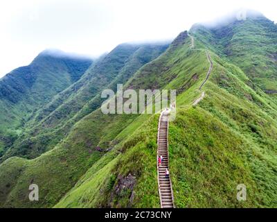 Quartier de Binh Lieu, province de Quang Ninh, Vietnam - 4 juillet 2020 : les escaliers menant à un sommet d'une haute montagne, où il y a un point de repère 1305 delim Banque D'Images