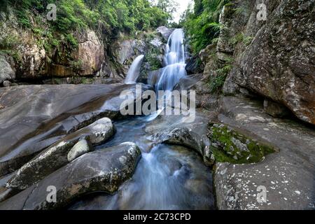 Cascade dans une forêt tropicale dans le district de Binh Lieu, province de Quang Ninh, Vietnam Banque D'Images