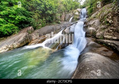 Cascade dans une forêt tropicale dans le district de Binh Lieu, province de Quang Ninh, Vietnam Banque D'Images