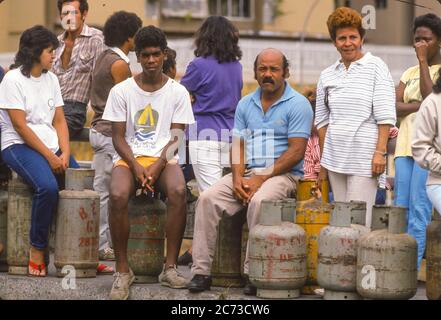 PETARE, CARACAS, VENEZUELA, 1989 - les personnes en ligne qui attendent de remplir les récipients à gaz de cuisson pendant l'état d'urgence à la suite de manifestations, d'émeutes et de pillages à Caracas, connu sous le nom de Caracazo. Banque D'Images