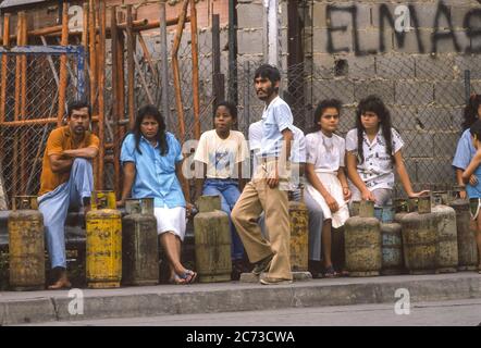 PETARE, CARACAS, VENEZUELA, 1989 - les personnes en ligne qui attendent de remplir les récipients à gaz de cuisson pendant l'état d'urgence à la suite de manifestations, d'émeutes et de pillages à Caracas, connu sous le nom de Caracazo. Banque D'Images