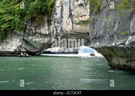 Ha long Bay, province de Quang Ninh, Vietnam - 3 juillet 2020 : touristes explorant la grotte dans la baie de Halong, Vietnam en une journée d'été Banque D'Images