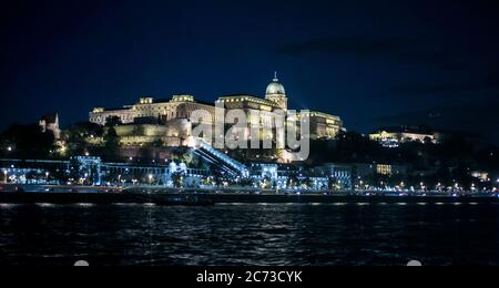 Vue nocturne de l'autre côté du Danube du château de Buda, Budapest, Hongrie Banque D'Images