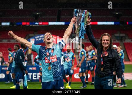 Londres, Royaume-Uni. 13 juillet 2020. Matt Bloomfield et Wycombe Wanderers Manager Gareth Ainsworth lever le trophée gagnant lors du match final de la Sky Bet League 1 entre Oxford United et Wycombe Wanderers joué derrière des portes fermées en raison des restrictions gouvernementales sur le football pendant la pandémie mondiale de Covid-19, match joué au stade Wembley, Londres, Angleterre le 13 juillet 2020. Photo d'Andy Rowland. Crédit : images Prime Media/Alamy Live News Banque D'Images