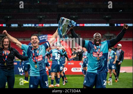 Londres, Royaume-Uni. 13 juillet 2020. Matt Bloomfield et Adebayo Akinfenwa de Wycombe Wanderers lèvent le trophée gagnant lors du match final de la Sky Bet League 1 entre Oxford United et Wycombe Wanderers joué derrière des portes fermées en raison des restrictions gouvernementales sur le football pendant la pandémie mondiale de Covid-19, match joué au stade Wembley, Londres, Angleterre le 13 juillet 2020. Photo d'Andy Rowland. Crédit : images Prime Media/Alamy Live News Banque D'Images