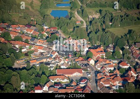 Benneckenstein, Allemagne. 12 juillet 2020. La ville de Benneckenstein vue depuis un ballon d'air chaud. Au milieu de la ville se trouve l'église de Saint-Laurentius. Credit: Stephan Schulz/dpa-Zentralbild/ZB/dpa/Alay Live News Banque D'Images