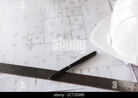 Gros plan des plans avec croquis de projets, stylo, règle et casque blanc. Banque D'Images