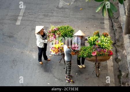 Province de Nghe an, Vietnam - 31 juillet 2020 : une touriste se tient près d'un vieux puits dans la province de Nghe an, Vietnam Banque D'Images