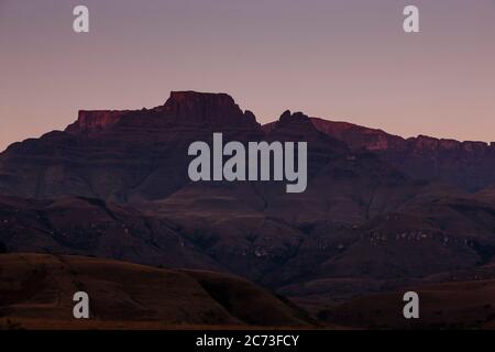 Drakensberg, Champagne Castle Mountain, Morning Glow, Giants Castle Game Reserve, Uthukela District, province du KwaZulu-Natal, Afrique du Sud, Afrique Banque D'Images