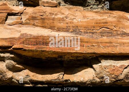 Drakensberg, site d'art rupestre « Battle Cave », peintures rupestres de Bush, réserve de jeux de Giants Castle, Uthukela, KwaZulu-Natal, Afrique du Sud, Afrique Banque D'Images