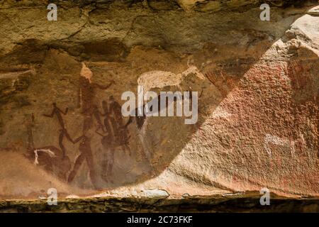 Drakensberg, site d'art rupestre « Battle Cave », peintures rupestres de Bush, réserve de jeux de Giants Castle, Uthukela, KwaZulu-Natal, Afrique du Sud, Afrique Banque D'Images