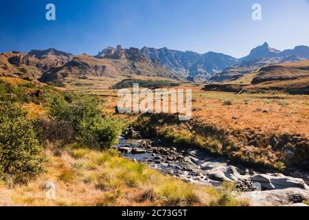 Drakensberg, vue sur les montagnes (Rhino Horn Peak), Château de jardin, région sauvage de Mkhomazi, KwaZulu-Natal, Afrique du Sud, Afrique Banque D'Images