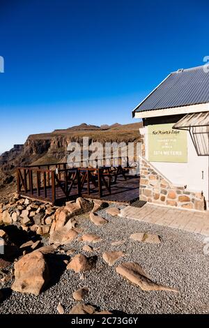 Drakensberg, vue sur les montagnes et la vallée du côté du Lesotho, au sommet de Sani Pass, région sauvage de Mkhomazi, Maloti drakensberg, Lesotho, Afrique Banque D'Images