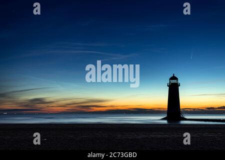 Comet Neowise au-dessus du phare de la pointe d'Ayr à l'aube, au nord du pays de Galles Banque D'Images
