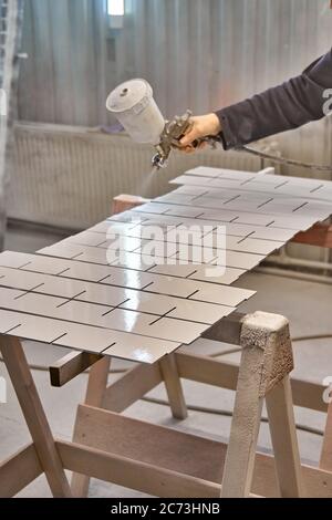 Peinture de meubles dans une cabine de peinture. Fabrication de meubles. Procédé de fabrication de meubles en bois Banque D'Images