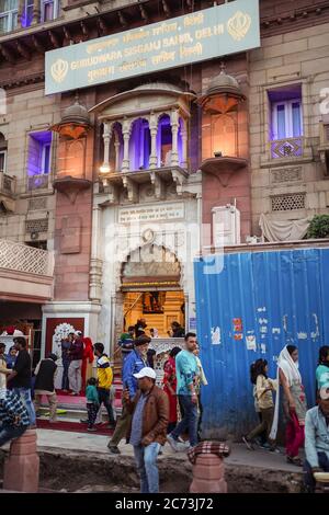 New Delhi / Inde - 18 février 2020 : façade du temple Sikh Gurudwara Sisganj Sahib à Delhi Banque D'Images