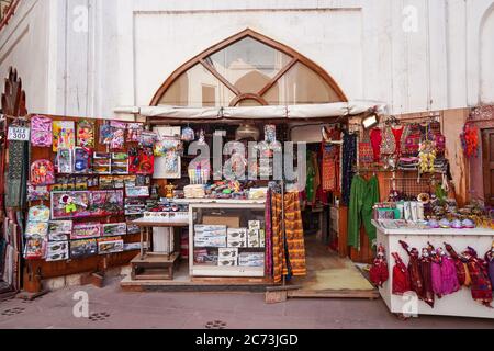 New Delhi / Inde - 19 février 2020 : boutique de souvenirs à l'entrée de Red fort Banque D'Images